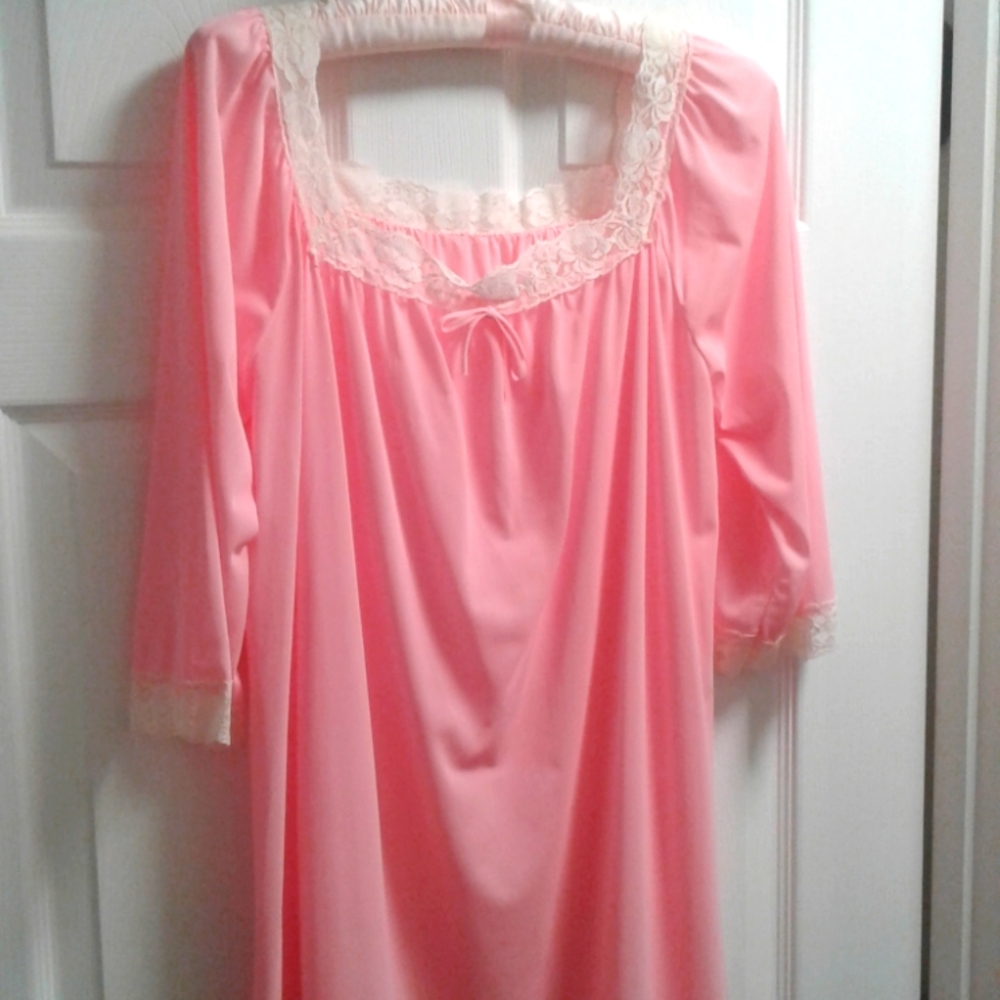 🎀VINTAGE Pink Nylon Long Nightgown🎀